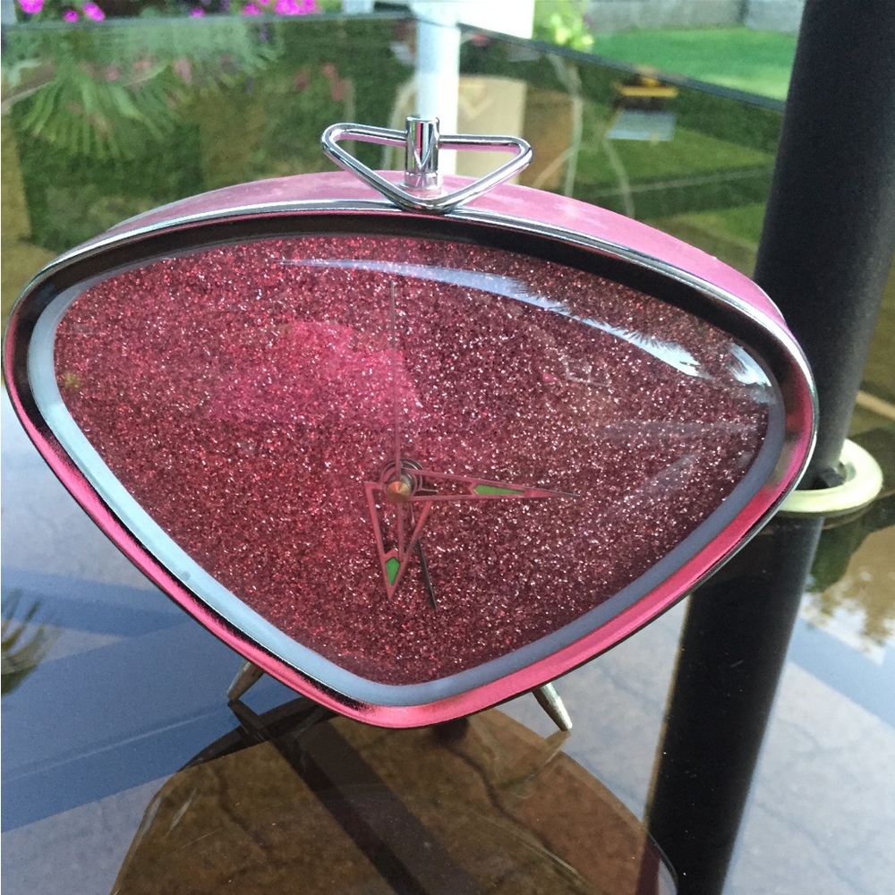 RETRO TRIANGLE PINK GLITTER WIND UP CLOCK